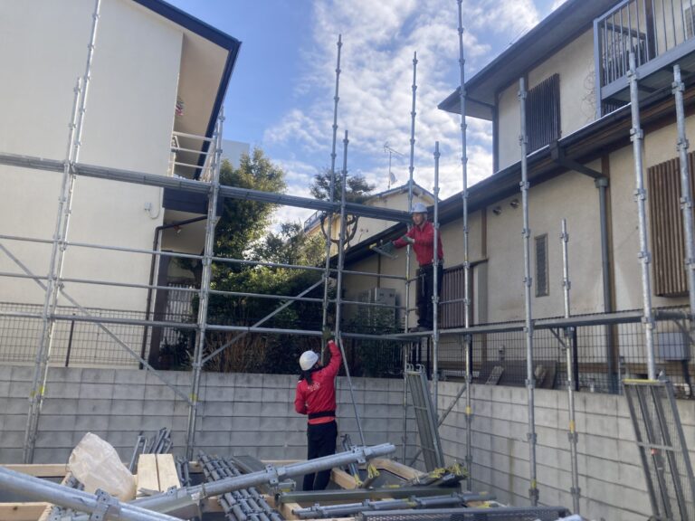 ビケ足場を架けています。