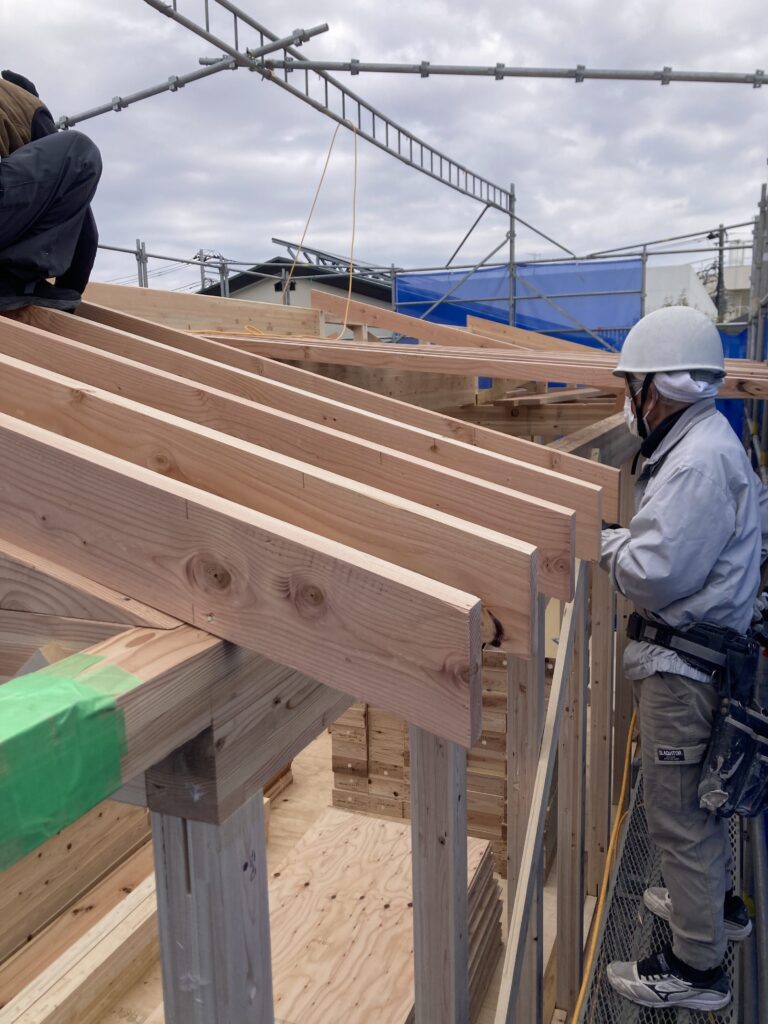 最後に1階ネダノン合板を建物内に運び入れて、作業完了です。