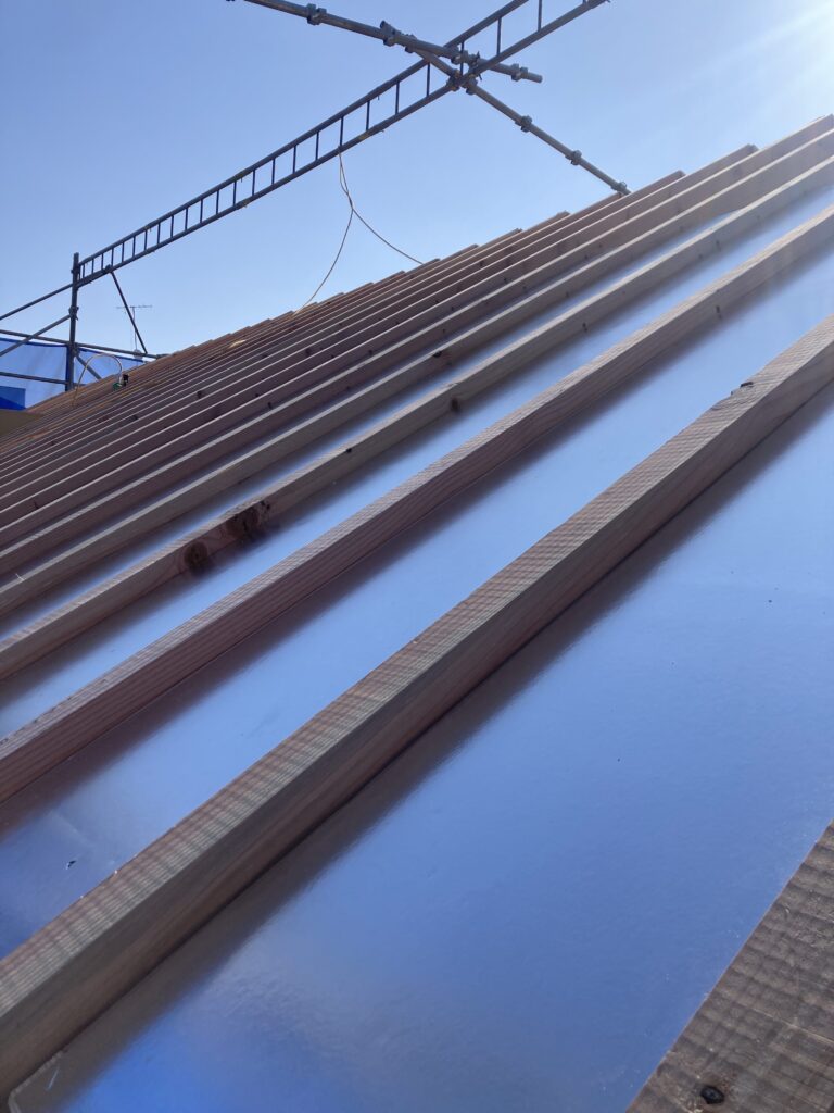 アルミ遮熱シートが屋根からの輻射熱を大幅に抑え、通気層で排熱、屋根の蓄熱を大幅カットできます。