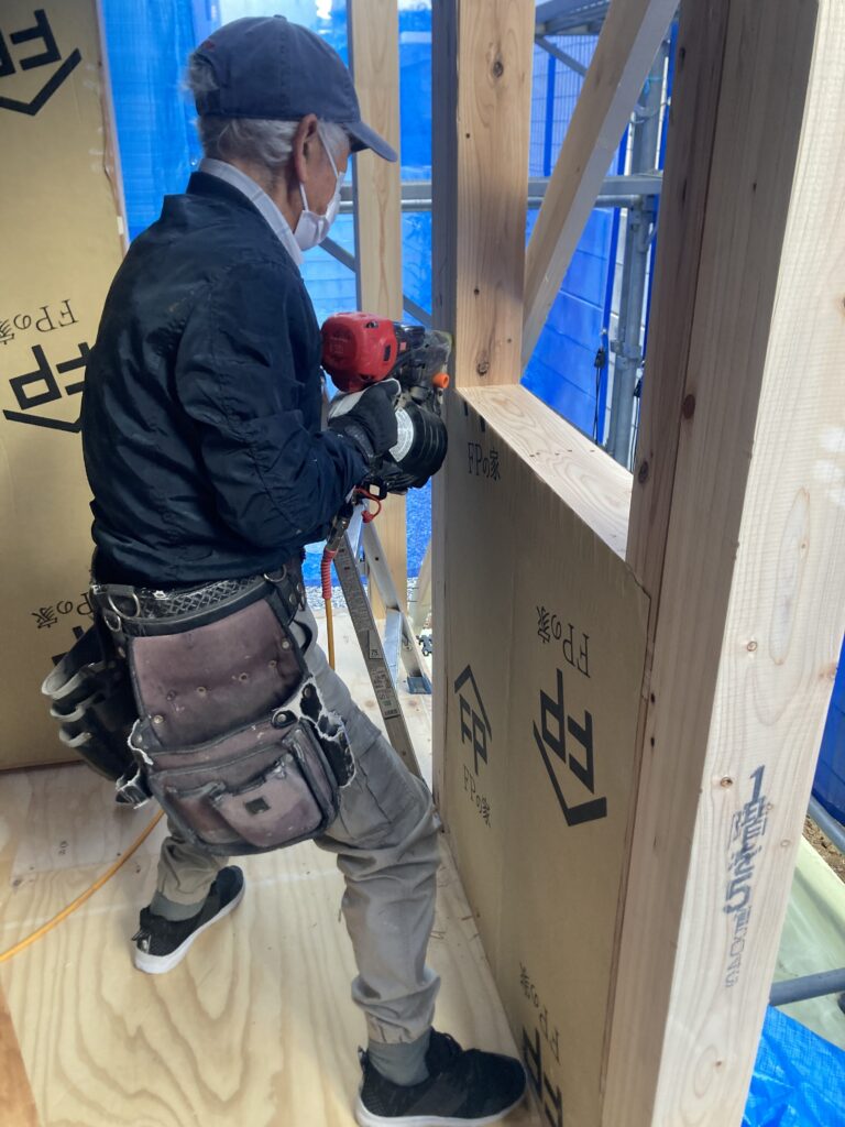 このねじ釘は写真のようにロール状になっているので、釘打ち機に入れて打つ事が出来ます。