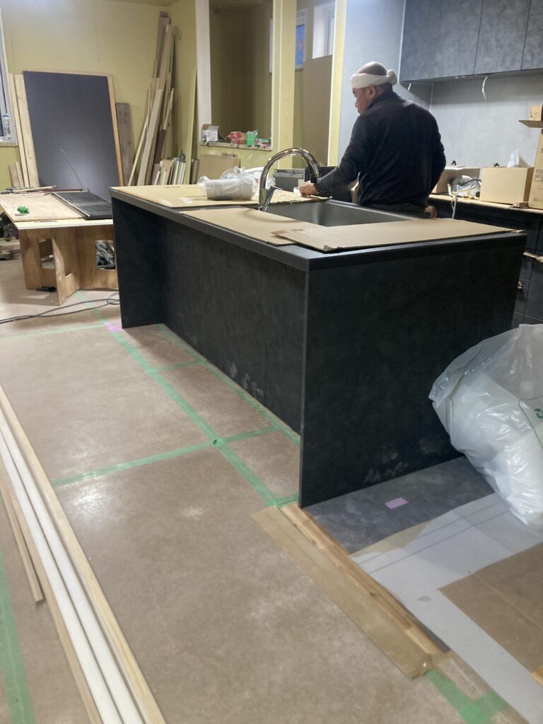 オープンキッチンって、床の張り分けが結構難しいんです。