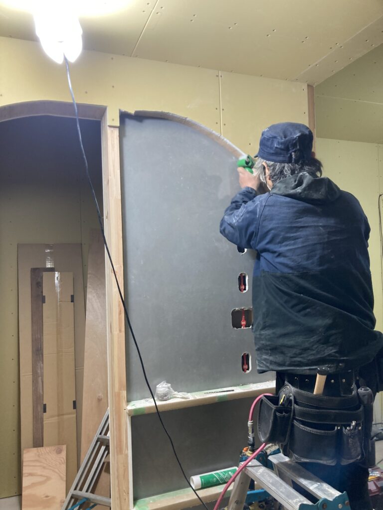 これが先日の拙ブログに書かせてもらった、マグネットパネルを先貼りした理由です。