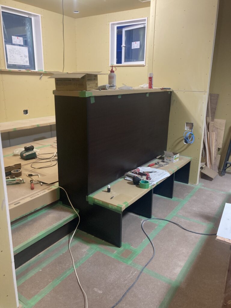 塗装済みの集成カウンターを利用した造作家具をつくっています。