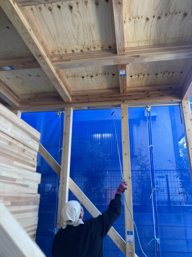 朝からホウ酸屋のホウ酸施工士×2名が『木材劣化対策工事』に当たってくれています。