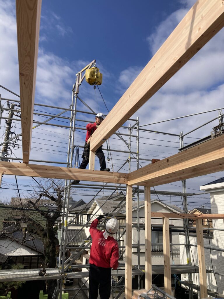 長くて太い梁を揚げました。