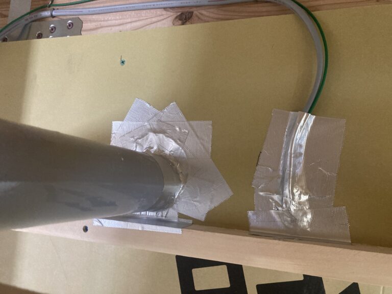 濡れたら拭く事が出来る表面結露と違い、内部結露って怖いんですよね。  拭く事ができないでしょ！