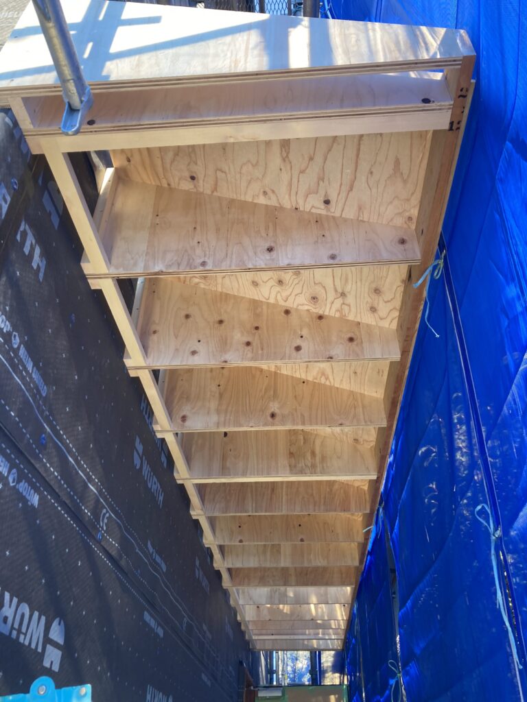 玄関庇の下地を組んでいます。