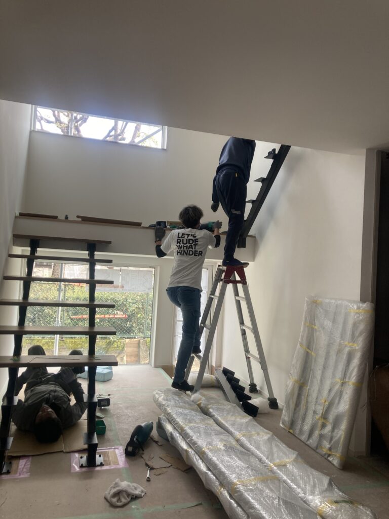 朝から4人掛かりで鉄骨階段の施工を行っています。