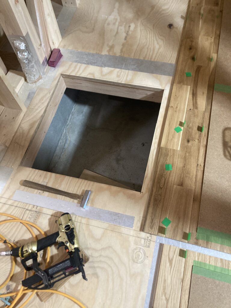 気密性の高い断熱枠と高断熱内蓋、そして気密性の高い外蓋で構成されています。