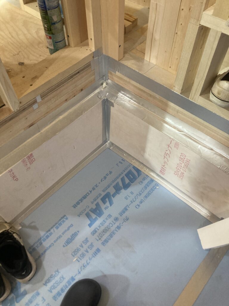 いつも使用しているオレンジ色の断熱材（端材）が前の現場で余ったので、これを利用しました。