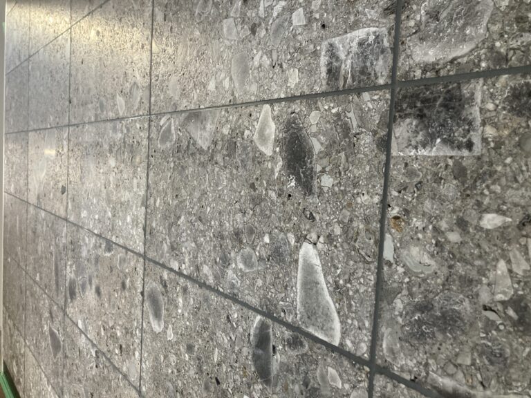 建物完成年をいつまでも忘れないためのモニュメントになると思います。