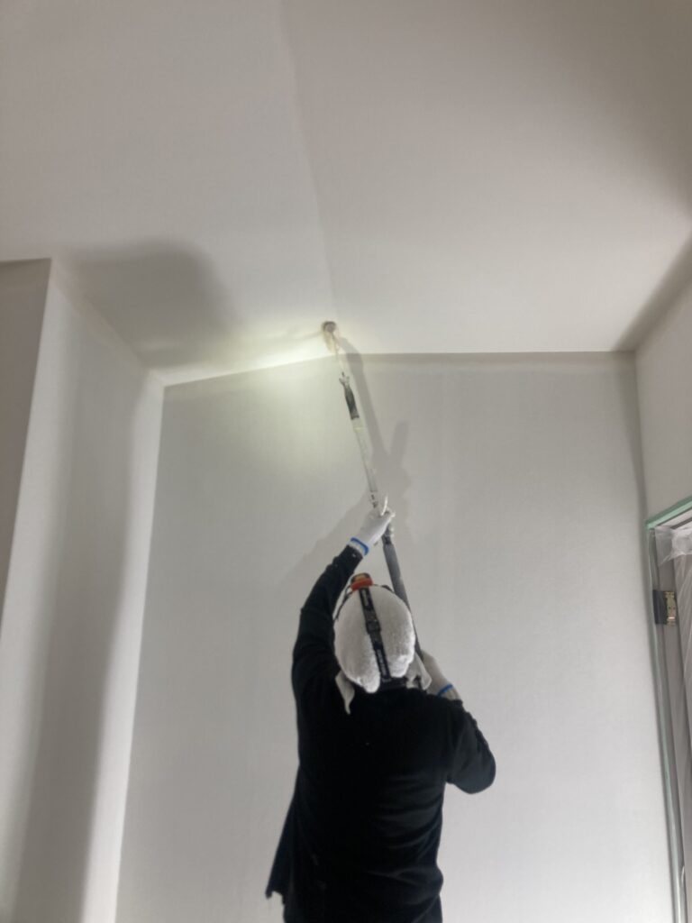 ルナしっくいをルナファーザーの上に塗っています。