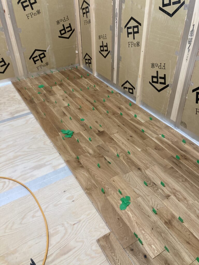 ちょうど良い隙間を見つけ、その隙間をきっちりと確保するのが大工の腕の見せ所という訳です。