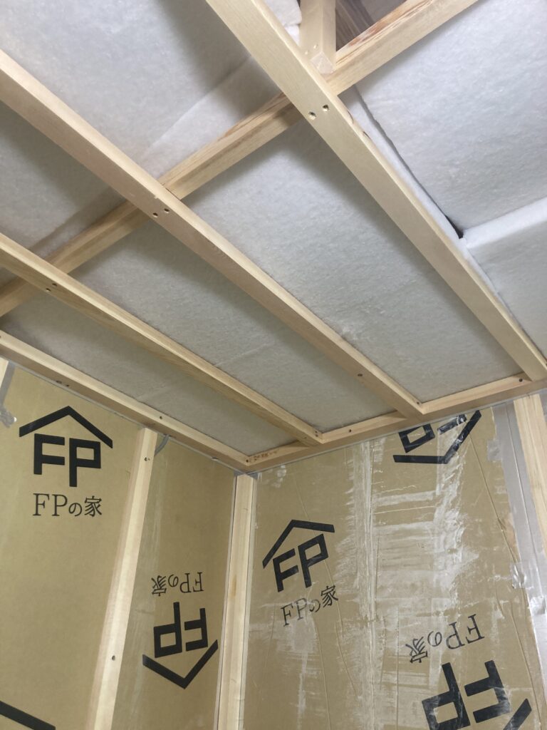 ちなみに吸音率は材料や表面が音をどれくらい吸収するかを示す数値です。