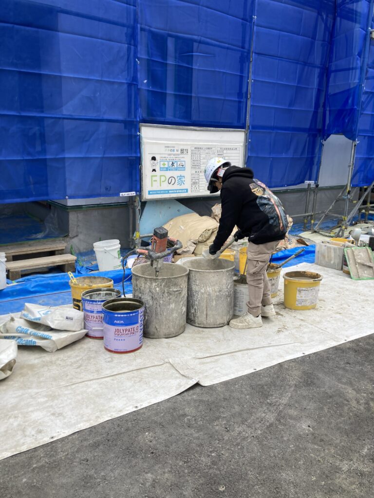 今回のスイス漆喰は、いつもの真っ白ではなく少しグレー掛かった仕上がりとなります。