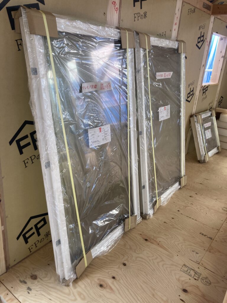 防火樹脂サッシと防火木製玄関ドアが入荷しました。