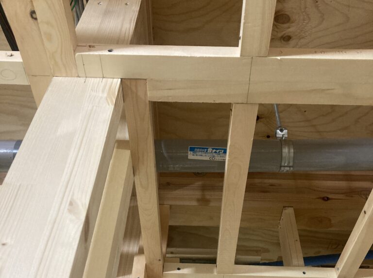 塩ビ管を音ナインに変えるだけで、48dbが33db程度まで下げる事が出来ます。