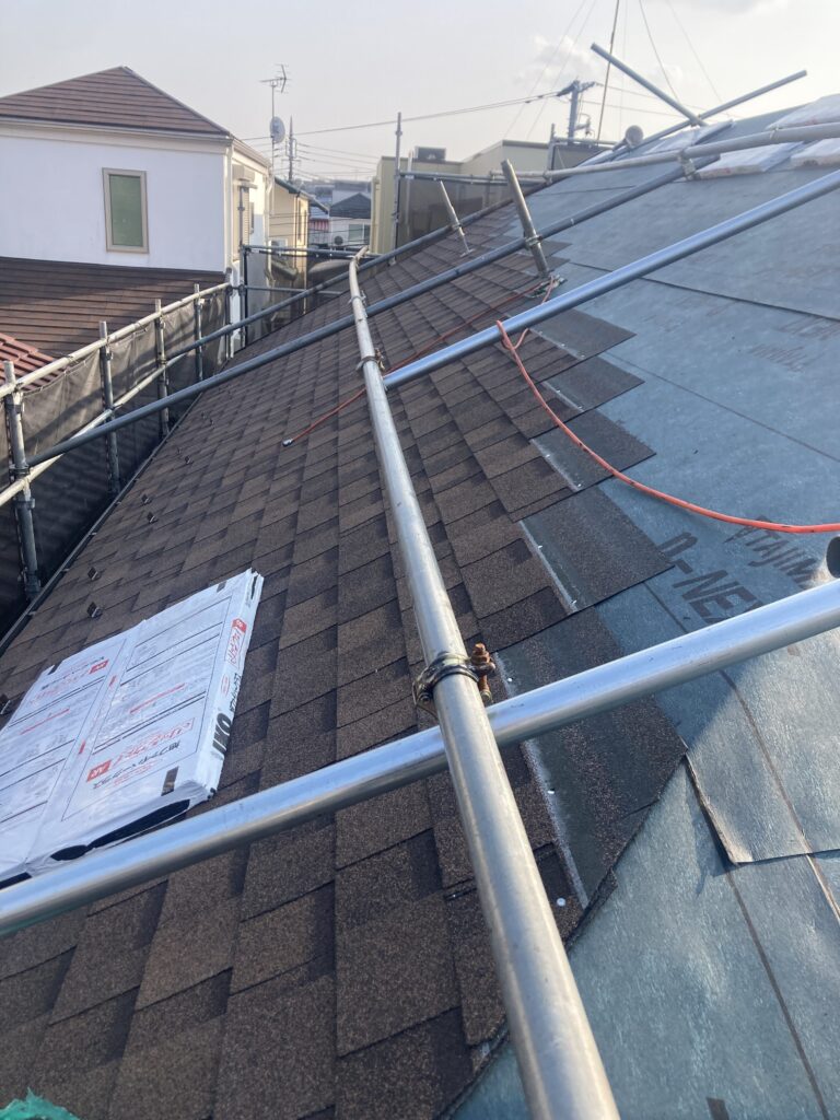 無石綿タイプの平型スレートをアスファルトシングルに葺き替えています。