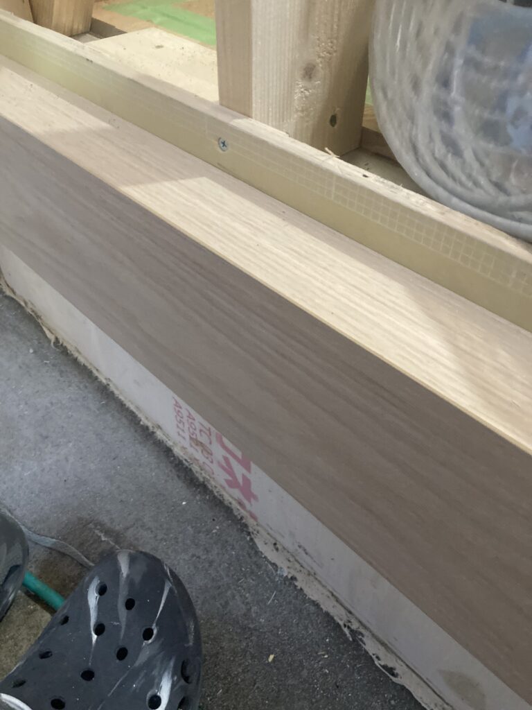 玄関正面に取付けるゴツイのを玄関框、横に取付ける薄いのが玄関巾木です。