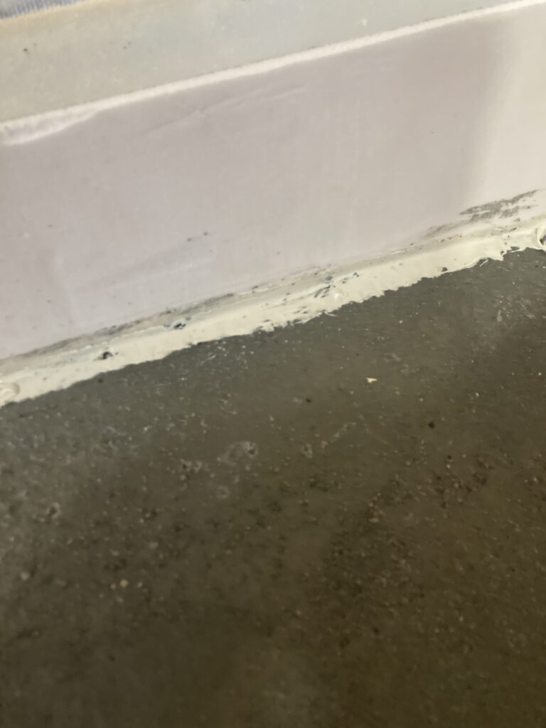 コンクリートと発プラ系断熱材の取合い部に防蟻処理を行いました。