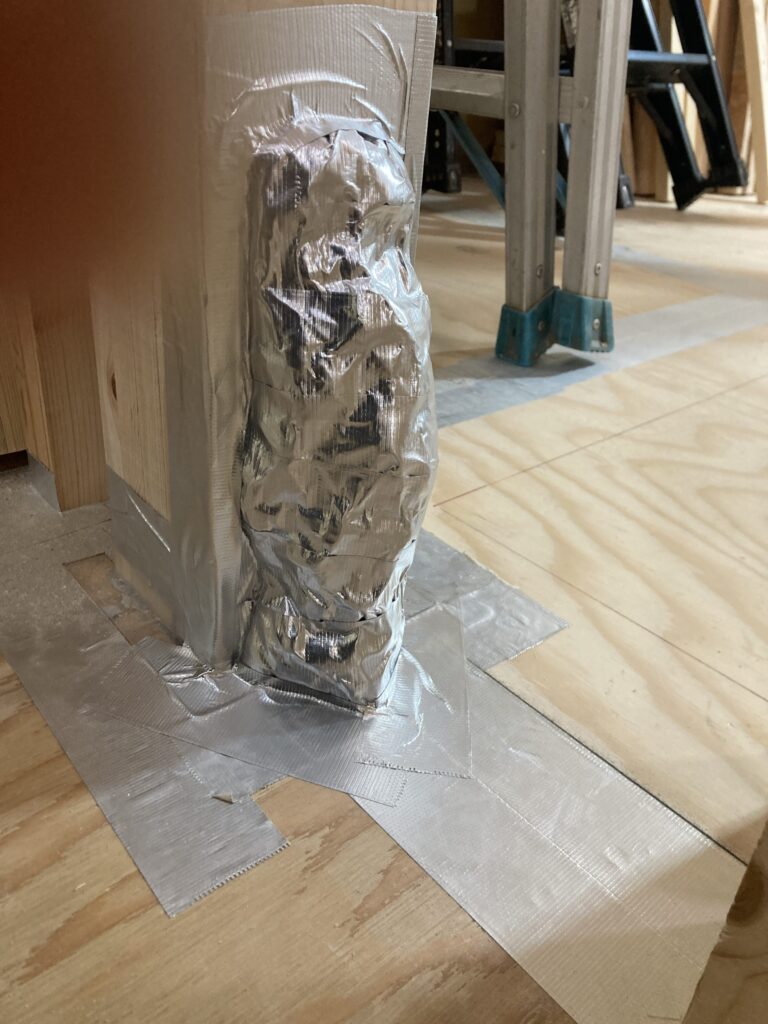 アンカーボルトに発泡ウレタンを吹き付け、その上に気密処理をおこないました。