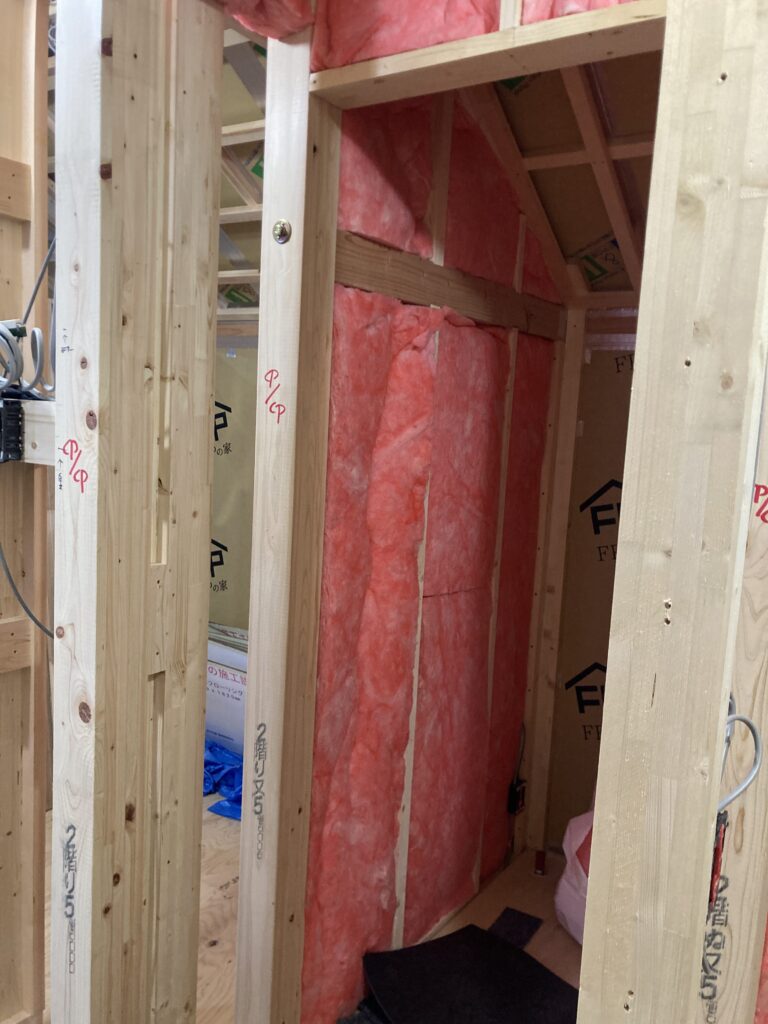 グラスウールは、微細なガラス繊維が絡み合う多孔質構造により、特に中・高音域で優れた吸音性能を発揮すると言われています。