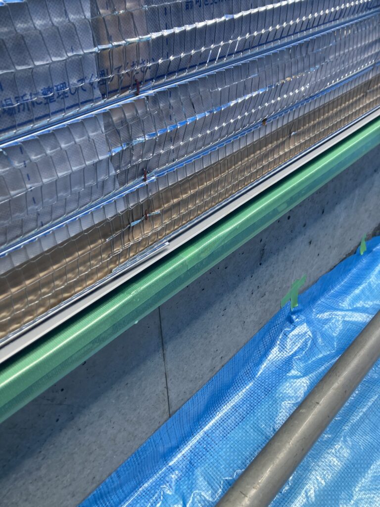 現状は地盤面よりも5cmほど高くなっているので、隠しちゃうと躓いて危ないでしょ！