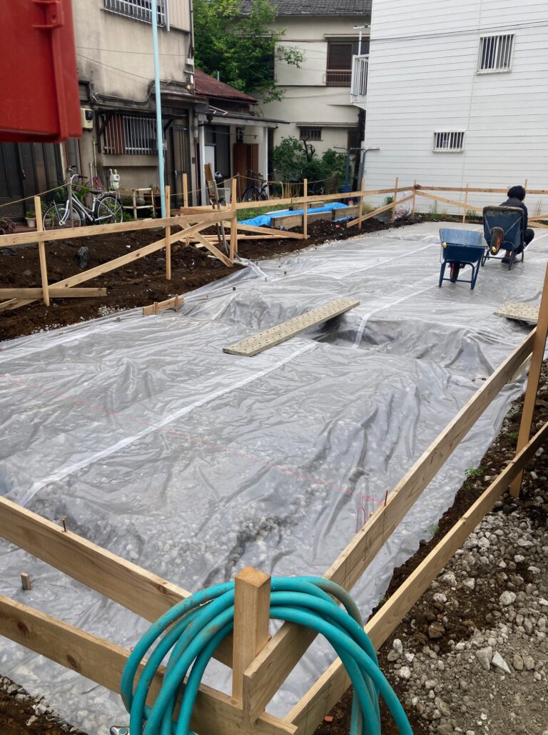 前面道路にポンプ車と生コン車を停めると、車両通行ができません。