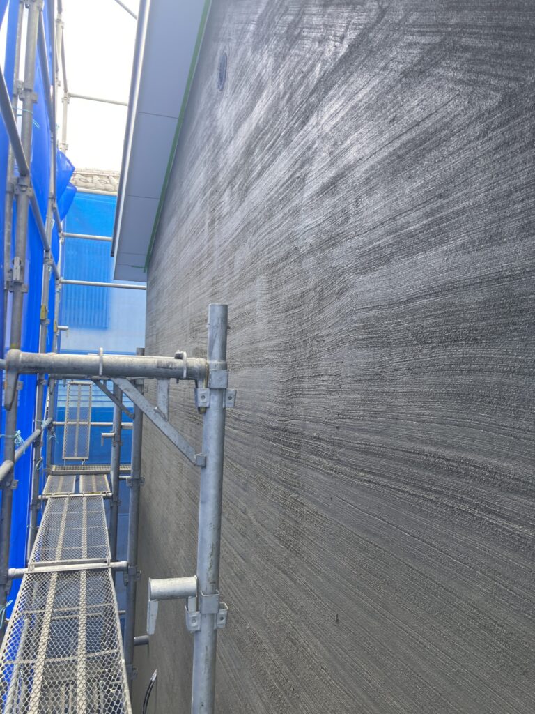 ラス網にモルタルを擦り付けるので、下擦りとか網付けとも言われる作業工程です。