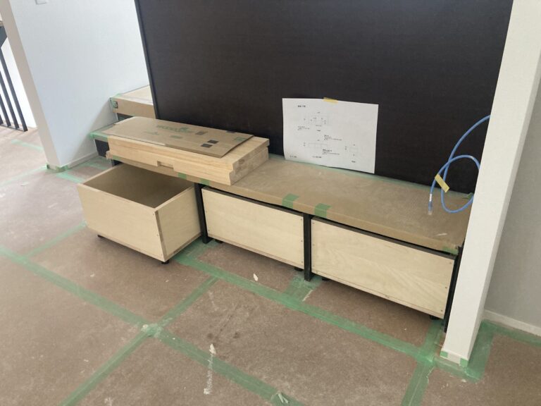 設計図に従い、大工が厚さ21mmの榀ランバーコアを利用してつくっています。