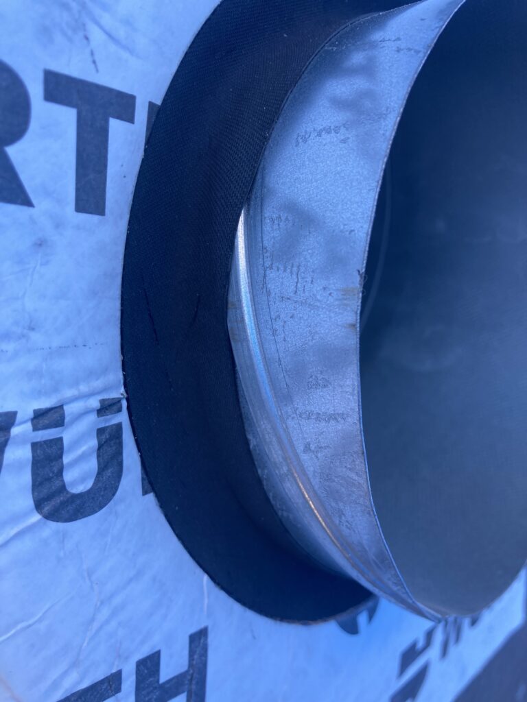 スパイラル管は、主に亜鉛鉄板をスパイラル状に巻きつけた円柱状のダクトです。