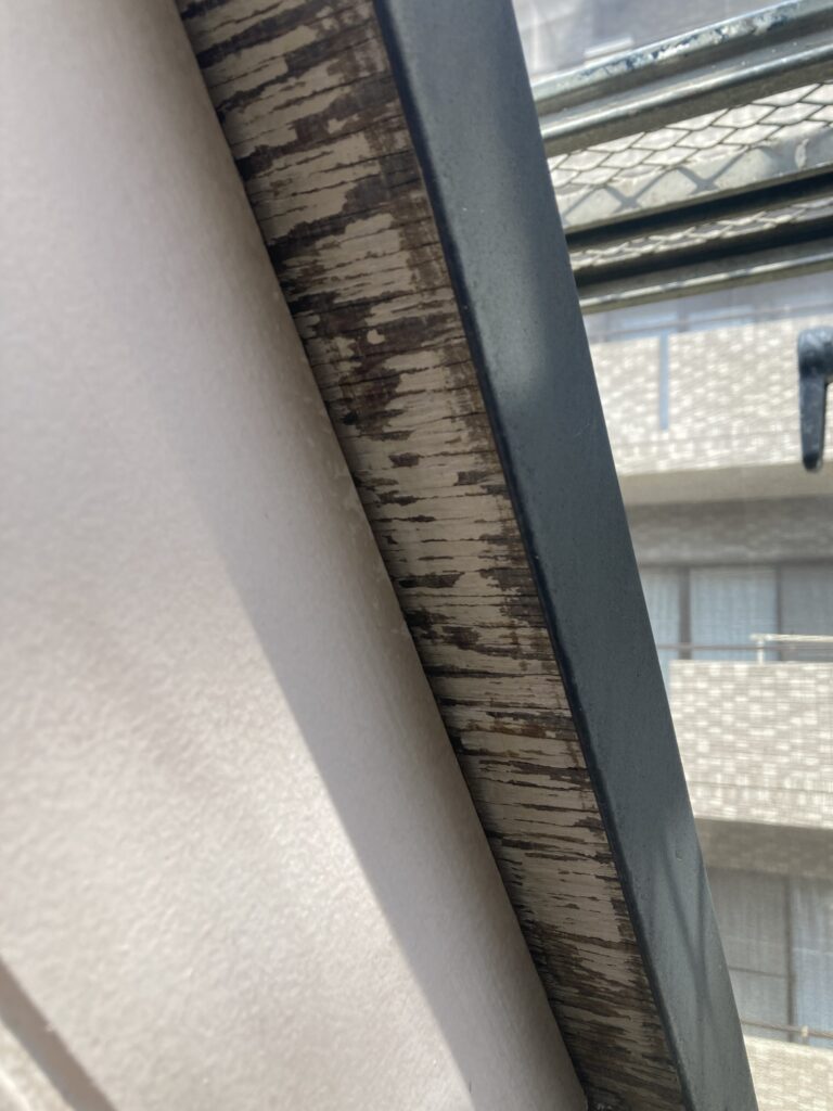 野地合板の木口にケラバ板金を留めている部分があり、合板の木口がふけて釘が抜けていたのが原因でした。