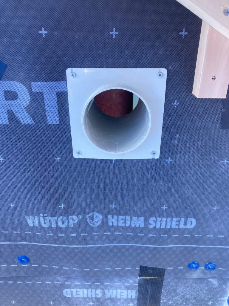 透湿防水シートに穴を開け、幹太くんの排湿ホース用のスリーブを入れてもらいました。