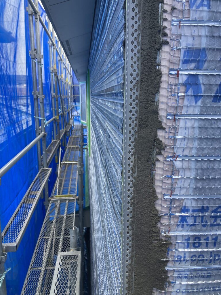 養生が終わったので、さっそくベースモルタルBを練って建物のコーナー部分に塗り付けます。