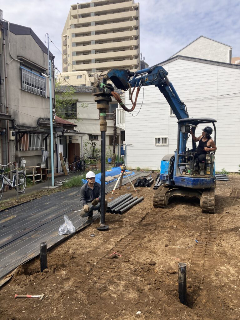 現場までの道路が狭いので急遽小型の重機を手配する事になりました。
