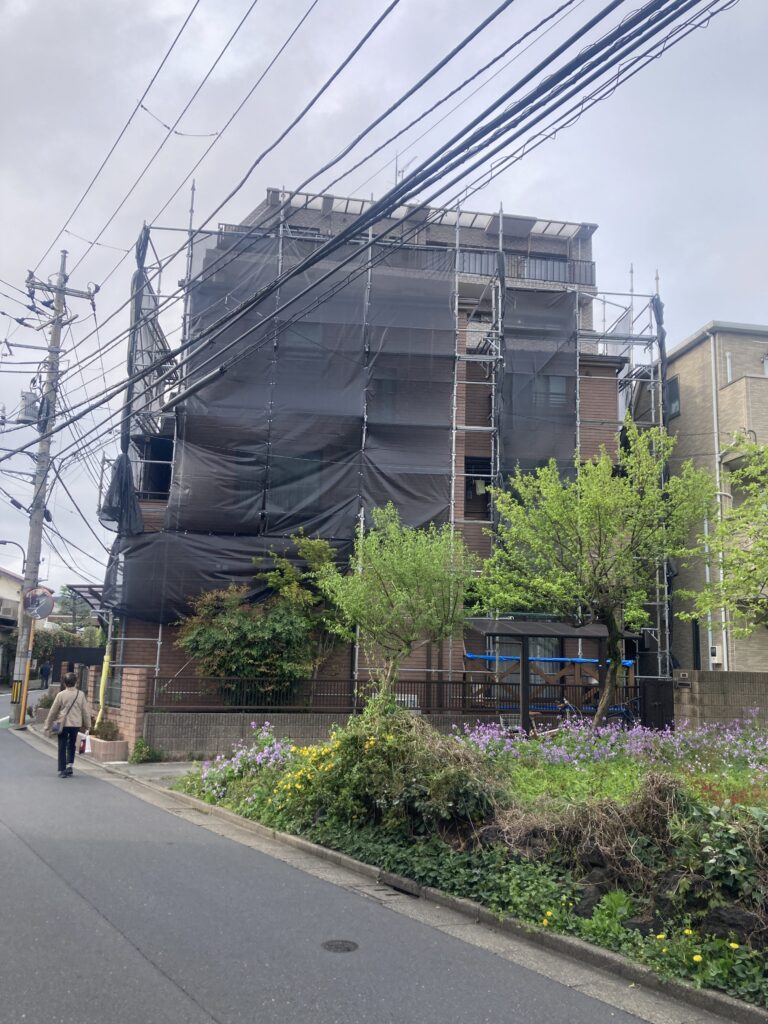 昨今は駐車監視員がまめに巡回しているので、すぐに黄色い札を貼られてしまうでしょう。