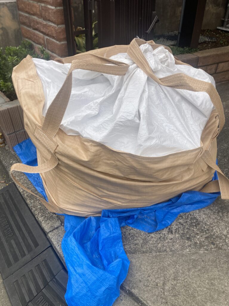 ナフサショックで品不足が騒がれているアスファルトルーフィングですが、とりあえず手配が付きました。