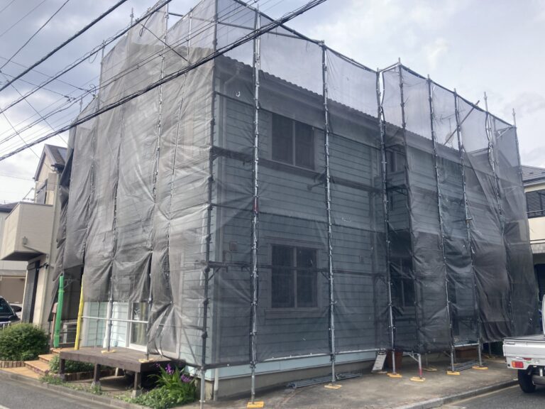 まずは足場を架けさせてもらいました。