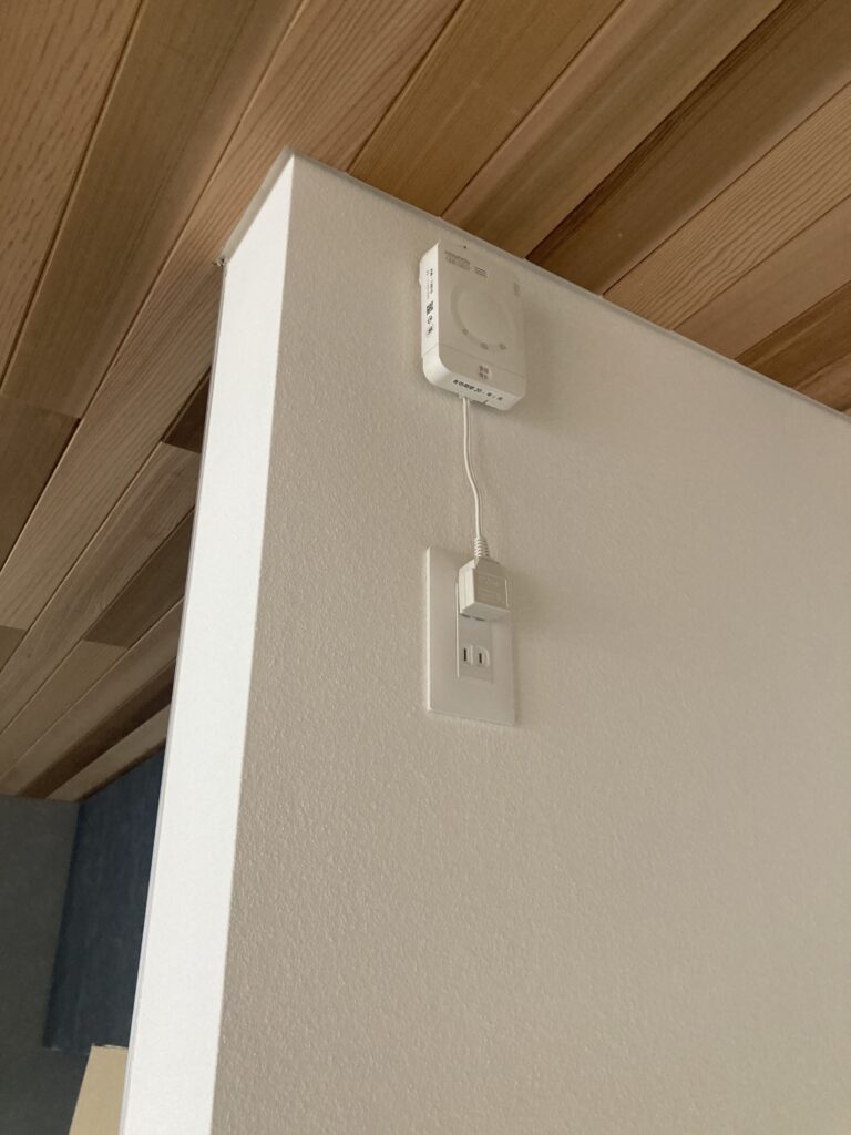 東京ガスのガス漏れ警報器は、下端高さを天井面から30cm以内の壁面に設置するのが基本です。