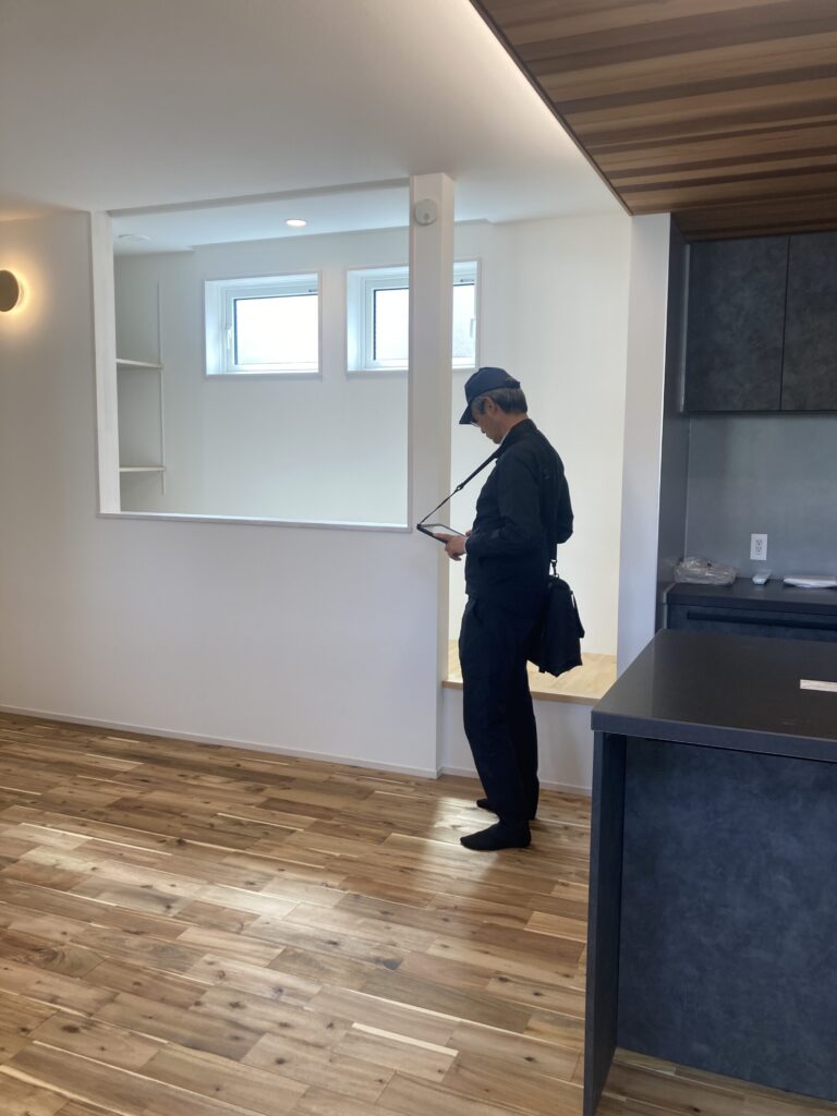 1階および2階の上下の窓にシャッターが付いているでしょ？  この窓、全てFIX窓なんです。