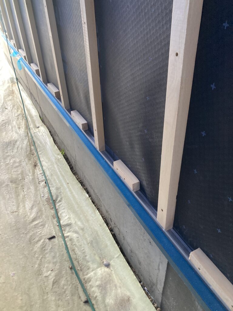 これらの不具合を防ぐため、壁体内に通気層を設け、壁体内通気を可能とした構造が必要となります。