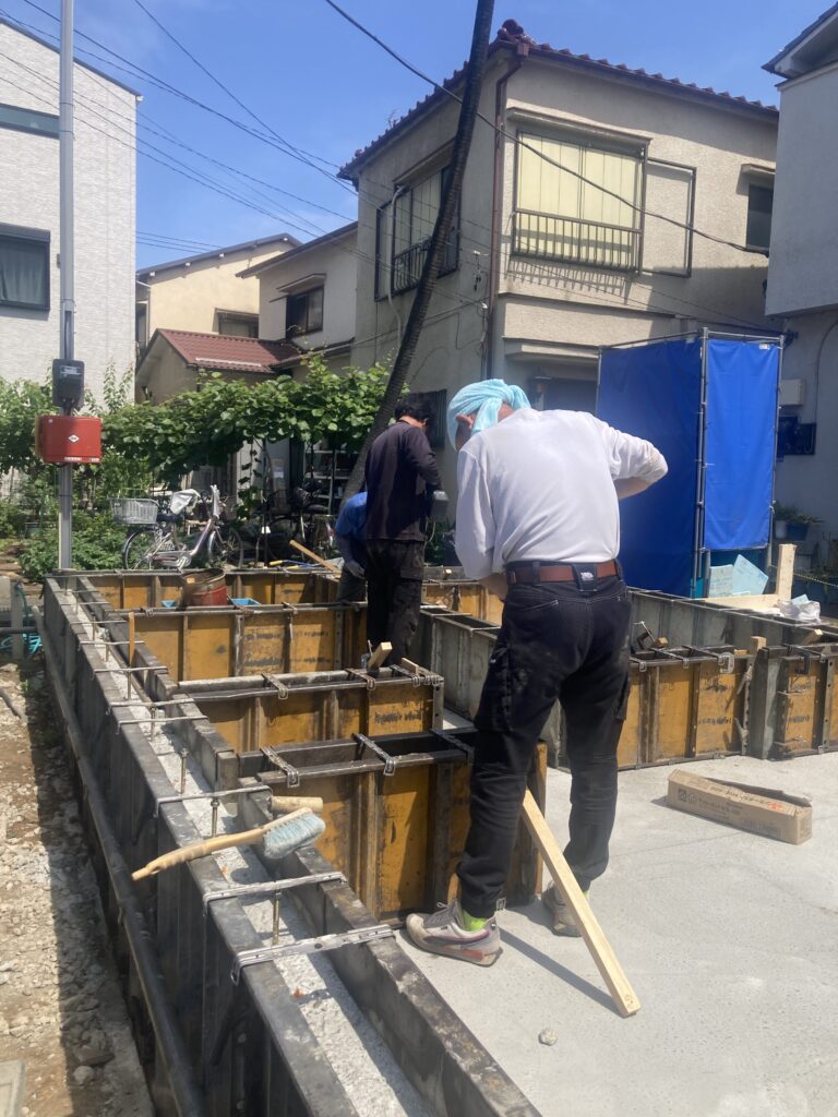 気温26.8℃、相対湿度21％。ときおり風速1.5m/S程度の風が吹いていました。