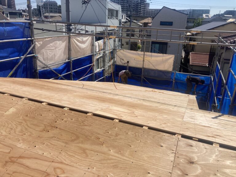 野地板下にある通気層に溜った熱気を効率良く排出するのが目的です。