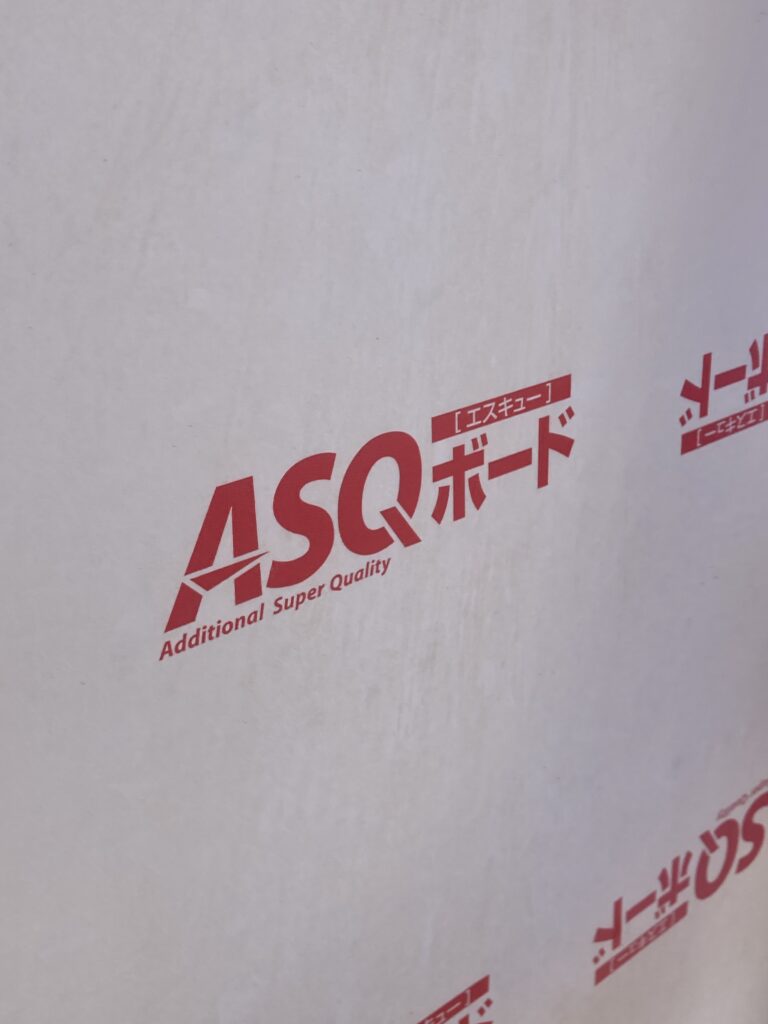 ASQボードはFPコーポレーションが製造・販売を手掛ける付加断熱用のパネルです。