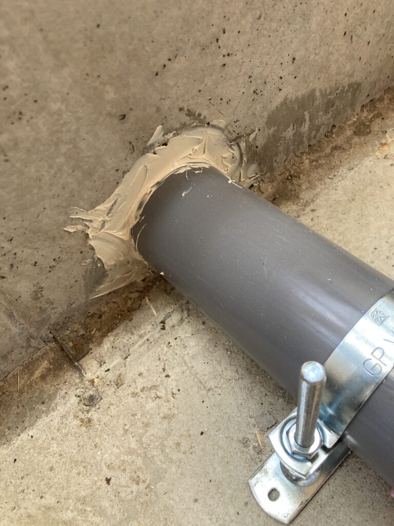基礎立上りの水道配管回りに防蟻シーリングを充填して来ました。