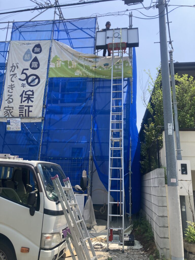 屋根の上に太陽光発電パネルを揚げています。
