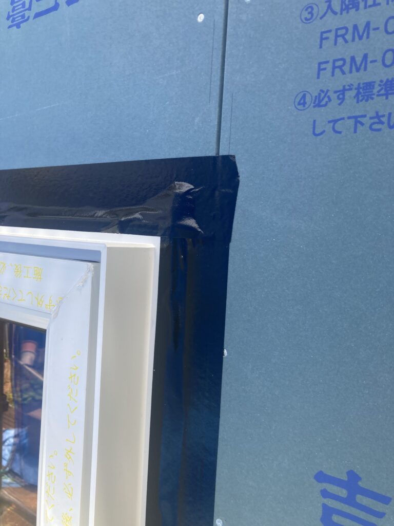 巾75mmの防水テープを窓周りに貼る理由を書いてみました。