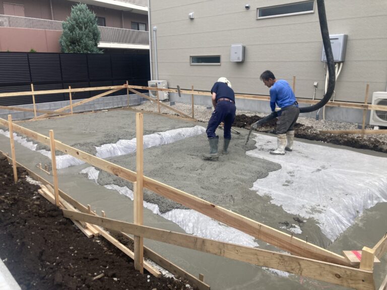 透明なシートなんですが、地面から上がった水蒸気が結露して真っ白になっています。