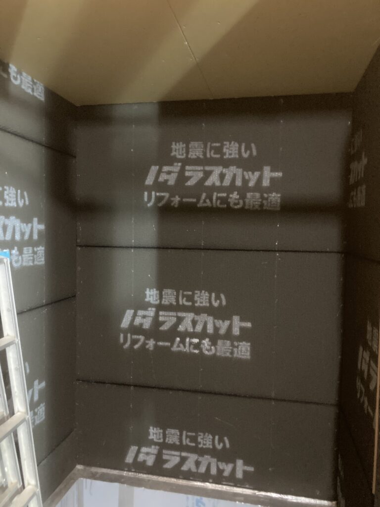 湿式の浴室って寒いイメージがあるでしょ？  だから、いつも以上に断熱性能を高めています。