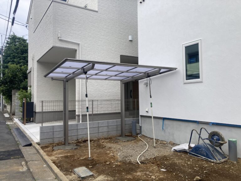サイクルポートやカーポートは柱と屋根があり、土地に定着しているため法律上「建築物」として扱われます。